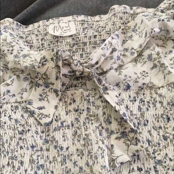 Spring floral crop top with princess sleeves - Picture 3 of 3